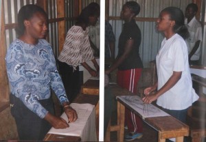 Kleine tafels/bankjes was in Kenia (Afrika) het enige vaste meubilair dat er was gedurende de workshops daar. Toch is er met zeer beperkte middelen veel te doen.
