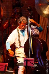 'Michiel Dhont als contrabassist tijdens een concert in Amsterdam'.