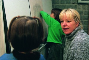 'De dialoog van het kind met haar tekening met de begeleiding van de groepsleerkracht met de trialoog'. Het stellen van open vragen is de sleutel tot het proces van de bewustwording van het kind in zijn antwoorden op zijn of haar belevingswereld. Vooral het achterwegen laten van oordelen van de kant van de groepsleerkracht is van belang. Daardoor kan het kind snel uit de intuïtief opdoemende gedachten en eigen betekenissen weg raken'.