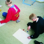 Met gesloten ogen een tekening maken met de niet-dominante hand, na de meditatie op een voorwerp, zelf van huis meegenomen.2 Jongens uit groep 7/8 basisschool.als het geweldig om iets te ontdekken waarin ze goed waren en waardoor ze een positieve reactie kregen. ”In eerste instantie werd Rudolph  als één van de “alternatievelingen” met argwaan bekeken. Toen hij eenmaal het vertrouwen van de onderwijzers had gewonnen, kon hij de dingen veelal doen zoals hij dat wilde.