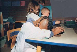 'Jongen in groep 4 op een basisschool in een - voel oefening met klei en muziek -.